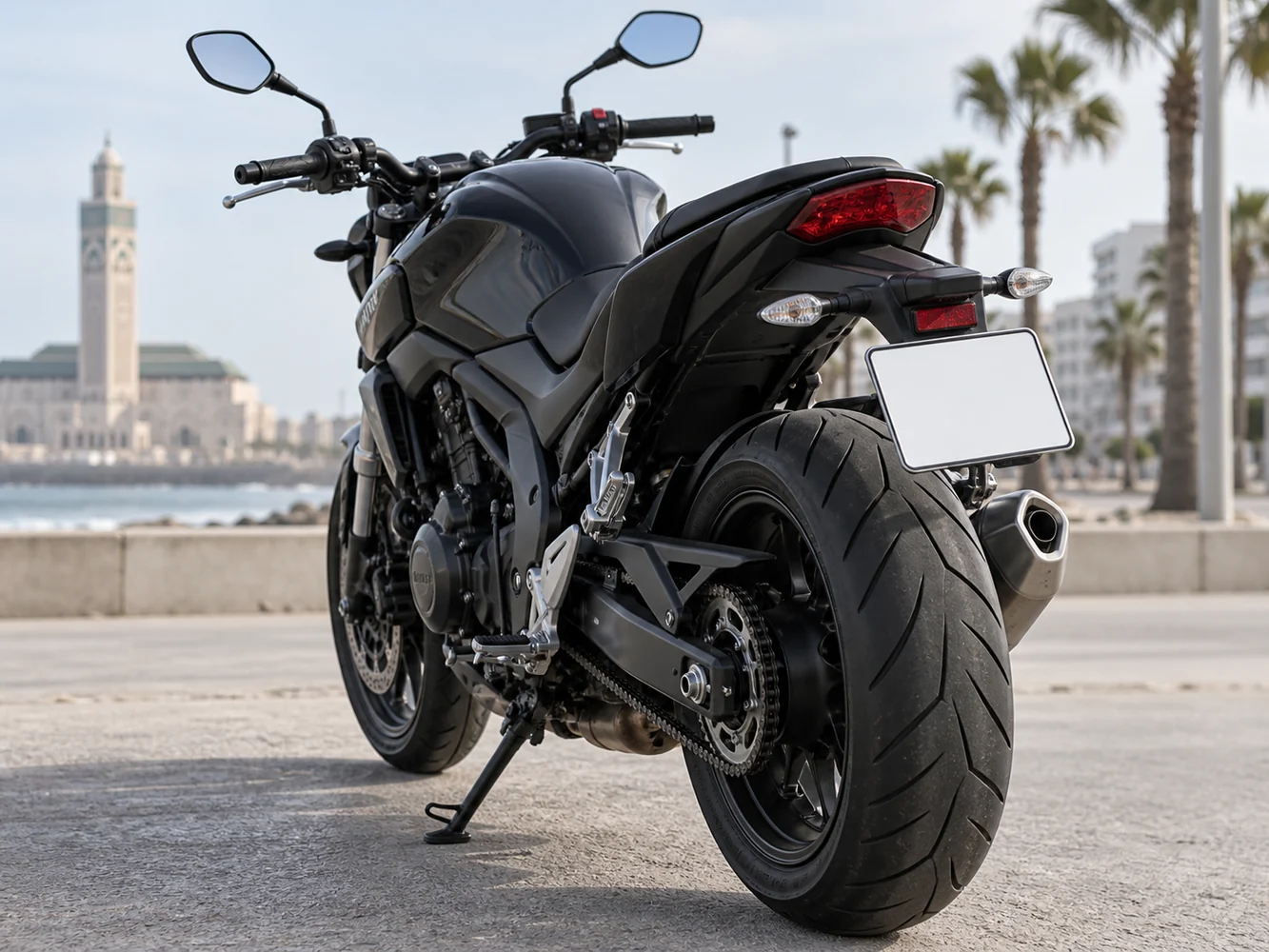 Moto avec emplacement de plaque vierge