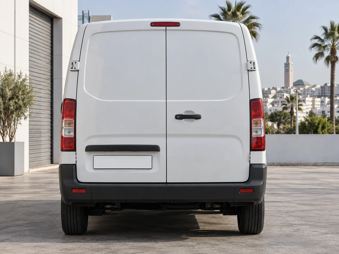 Véhicule utilitaire avec emplacement de plaque vierge